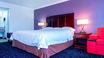 Standaard kamer, 1 kingsize bed, niet-roken | 1 slaapkamer, verduisterende gordijnen, een strijkplank/strijkijzer