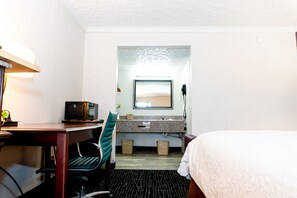 Standard Room, 1 King Bed, Non Smoking | Bathroom - motel one bartlesville (Bartlesville)