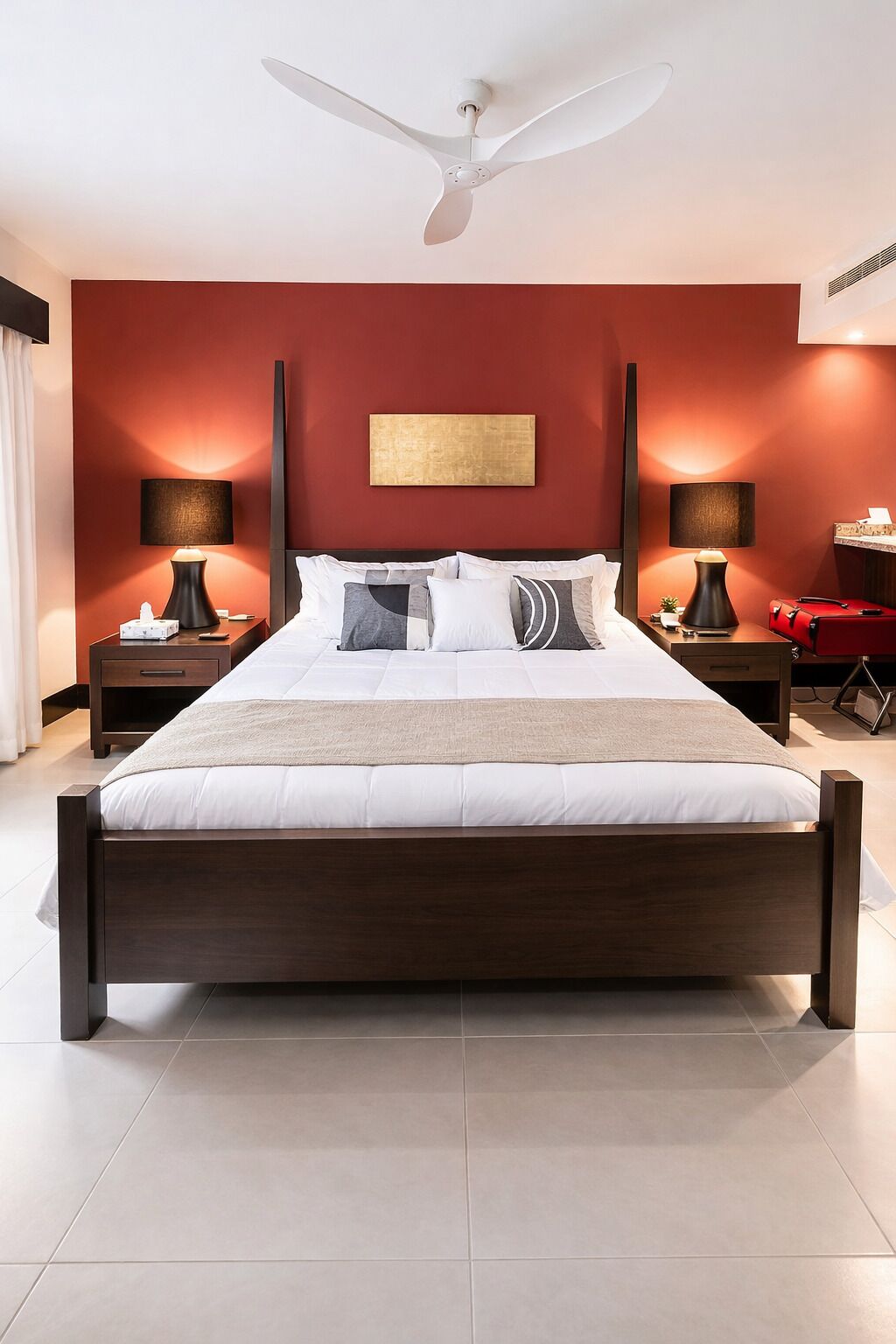 Caja de seguridad en la habitación y tabla de planchar con plancha 