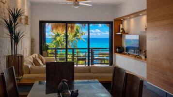 Caja de seguridad en la habitación y tabla de planchar con plancha