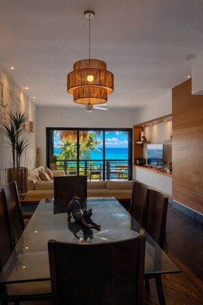 Penthouse presidencial | Caja de seguridad en la habitación y tabla de planchar con plancha 