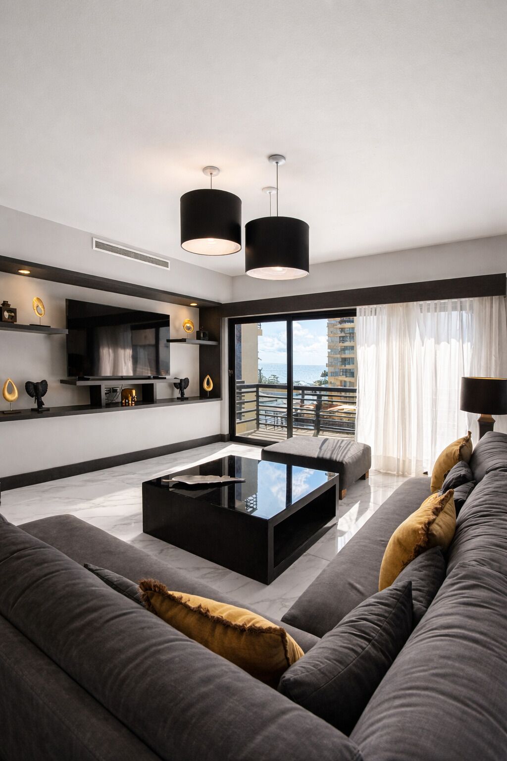 Suíte real | Cofres nos quartos, ferros/tábuas de passar roupa, Wi-Fi de cortesia