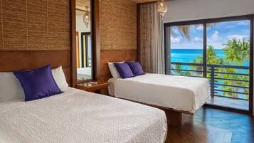 Caja de seguridad en la habitación y tabla de planchar con plancha