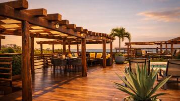 Caja de seguridad en la habitación y tabla de planchar con plancha