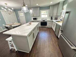 Fridge, microwave, oven, stovetop - Magnolia Lake House (Avinger)