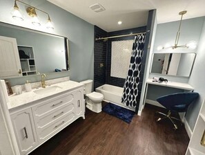 Hair dryer, towels, soap, shampoo - Magnolia Lake House (Avinger)