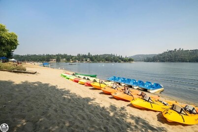 Relax & Refresh near Yosemite! NEWLY LISTED Stunning Pine Mountain Lake Chalet