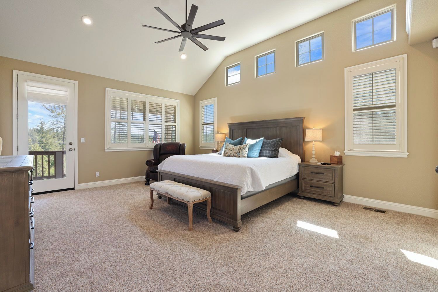 3 habitaciones, tabla de planchar con plancha y cuna de viaje 