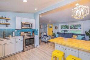 Fridge, microwave, oven, stovetop - Charming Cottage with Outdoor Entertainment Center (Beaufort)