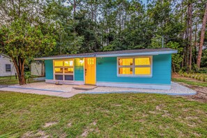 Exterior - Charming Cottage with Outdoor Entertainment Center (Beaufort)