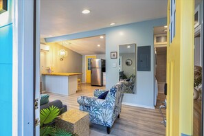 Interior - Charming Cottage with Outdoor Entertainment Center (Beaufort)