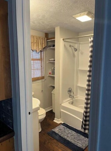 Adorable 1 bedroom guest house 🏠 sealy TX