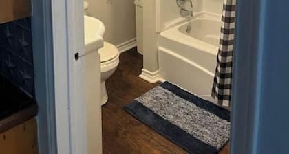 Adorable 1 bedroom guest house 🏠 sealy TX