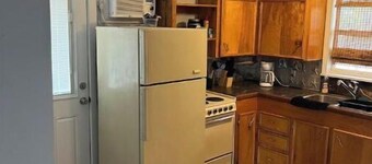 Adorable 1 bedroom guest house 🏠 sealy TX