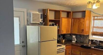 Adorable 1 bedroom guest house 🏠 sealy TX