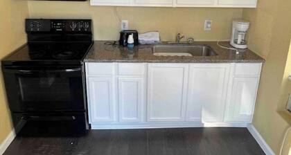 Lovely 1 bed unit in center of Sealy, walk to shop