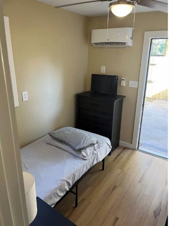 Room - Efficiency in Sealy (Sealy)