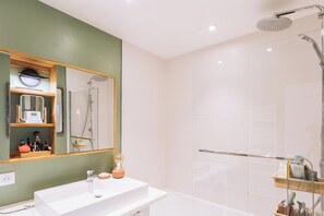 Bathroom - Gorgeous 1BD Apartment for 2—Les Buttes Chaumont (Paris)