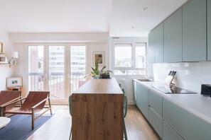 Private kitchen - Gorgeous 1BD Apartment for 2—Les Buttes Chaumont (Paris)