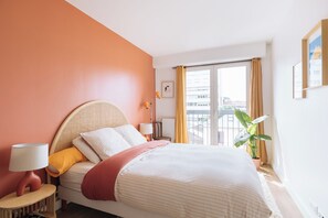 Room - Gorgeous 1BD Apartment for 2—Les Buttes Chaumont (Paris)