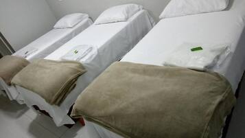 Quarto triplo conforto | Roupas de cama antialérgicas, escrivaninha