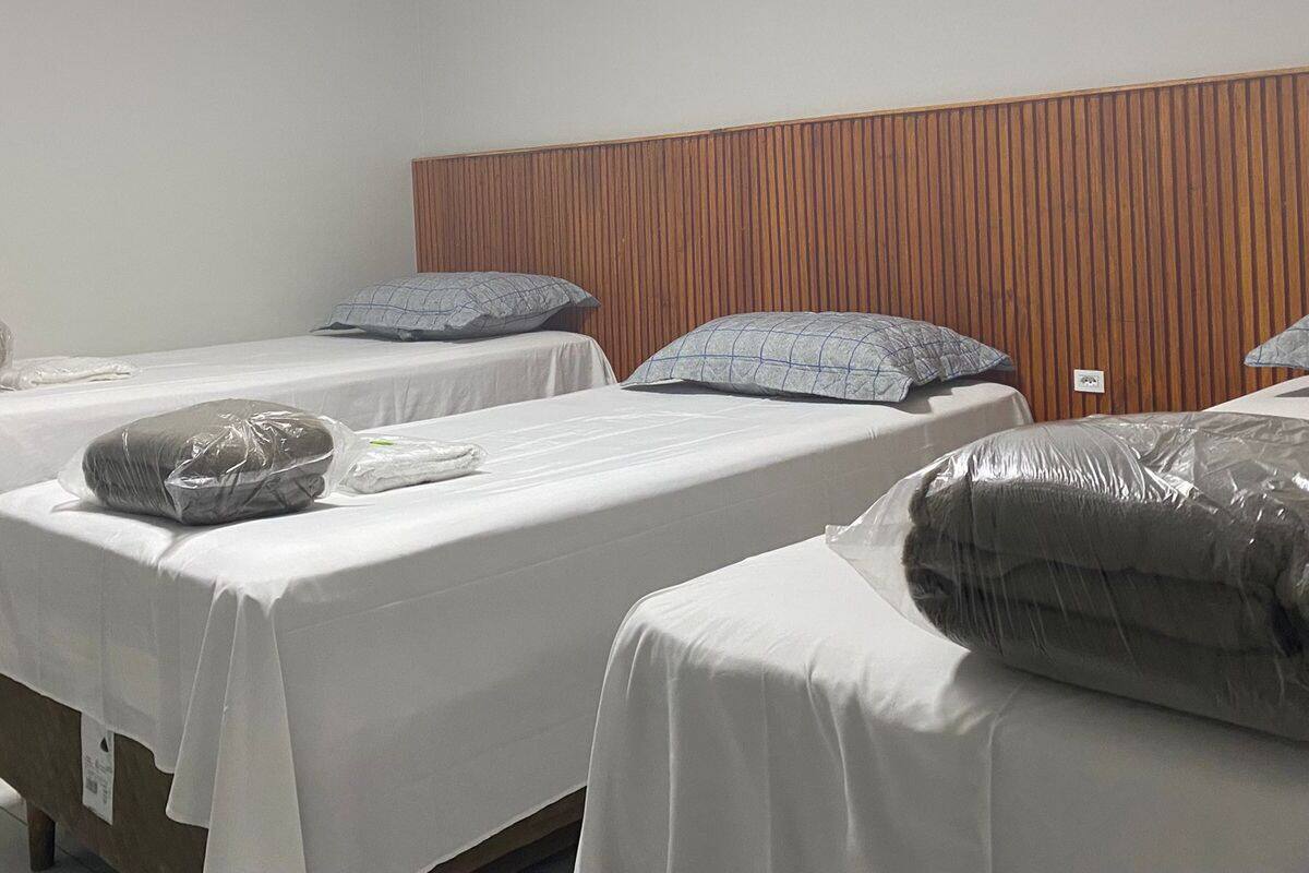 Quarto triplo conforto, ar-condicionado | Roupas de cama antialérgicas, escrivaninha