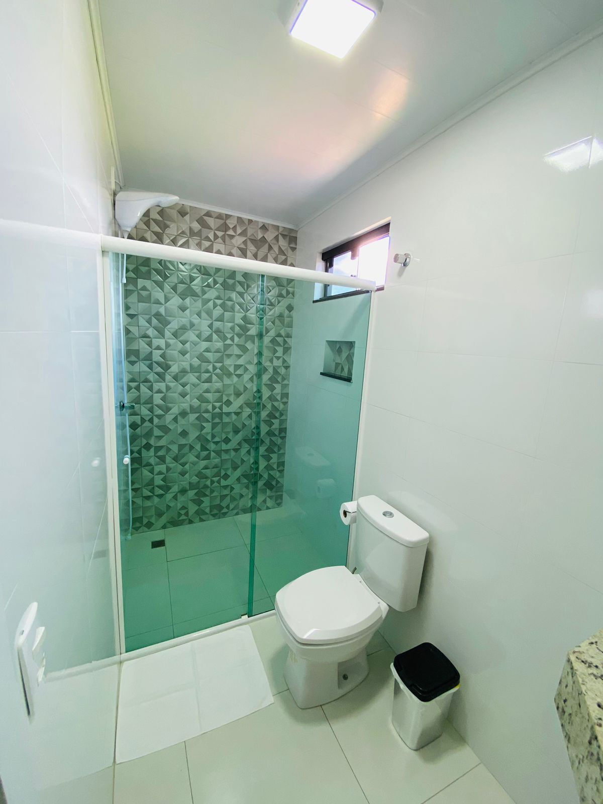 Ducha, cabezal de ducha tipo lluvia, secador de pelo, toallas