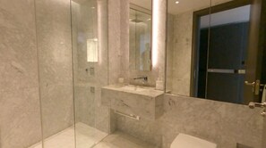 Appartement | Salle de bain | Douche, baignoire profonde, serviettes fournies