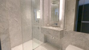 Appartement | Salle de bain | Douche, baignoire profonde, serviettes fournies