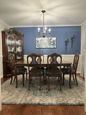 Dining - Walking Bear Retreat near North Greenville University in a quiet country retreat (Landrum)