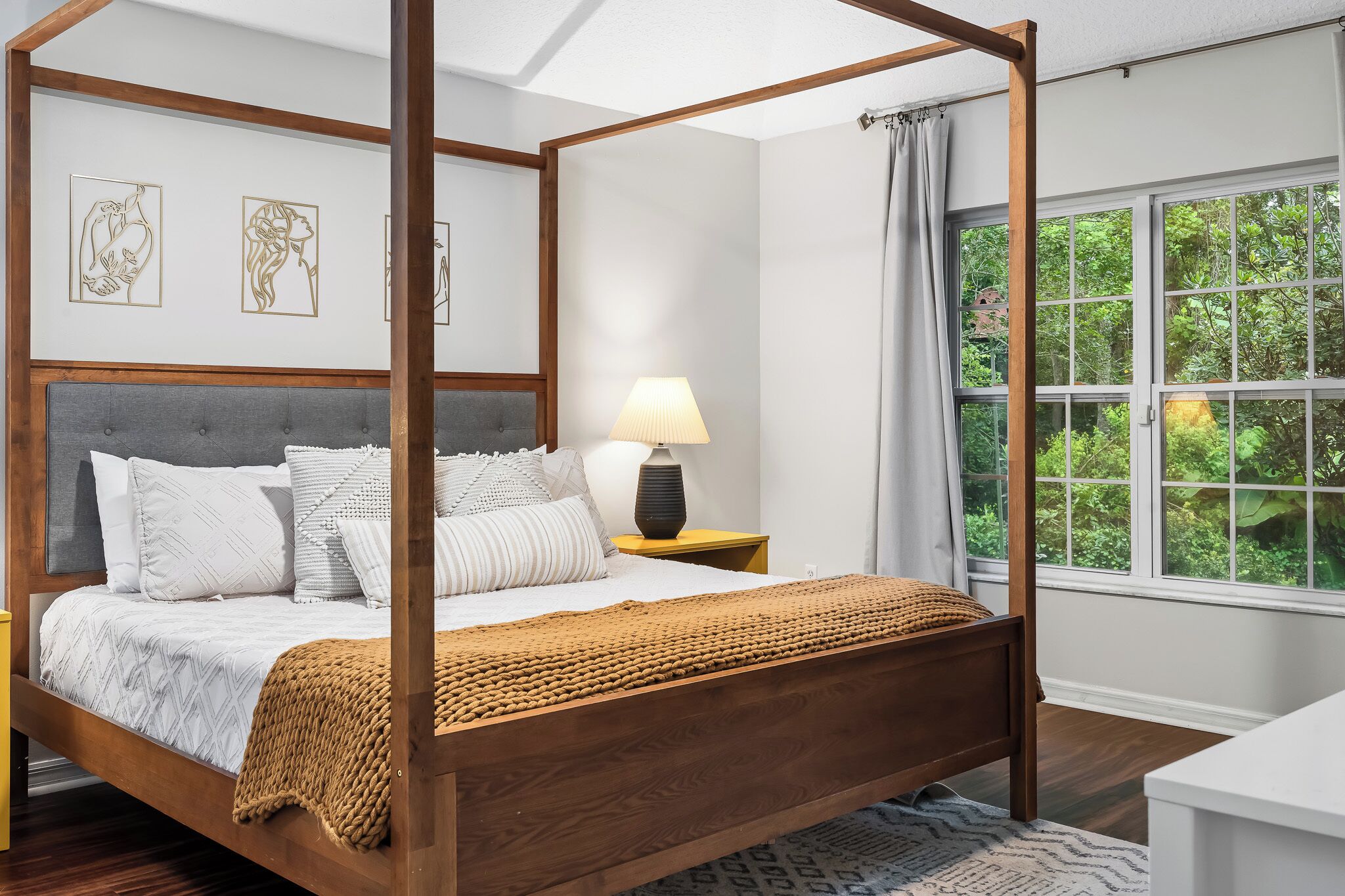 4 soverom, skrivebord, strykejern/-brett og reiseseng for barn