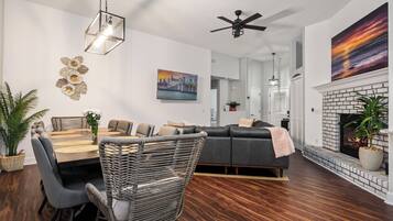 Smart-TV, Tischfußball, Bücher