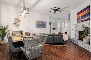 Smart-TV, Tischfußball, Bücher