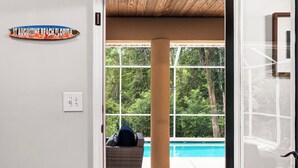 Vista de una zona de piscina con una silla de mimbre y un cartel que dice 'IT AUGUSTINE BEACH FLORIDA'.