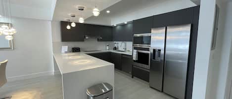 Kjøleskap, mikrobølgeovn, ovn og oppvaskmaskin