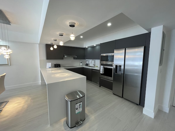 Réfrigérateur, micro-ondes, four, lave-vaisselle