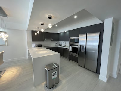 Amazing Oceanview! 10th floor. Parking included