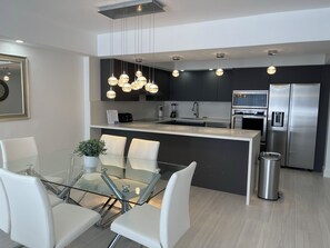 Dining - Amazing Oceanview! 10th floor. Parking included (Sunny Isles Beach)