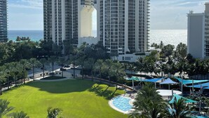 Un hôtel de grande hauteur doté de nombreux balcons, d’une piscine et offrant une vue sur l’océan.