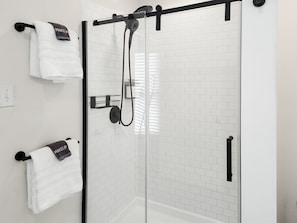 Douche, sèche-cheveux, serviettes fournies, savon
