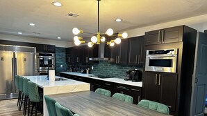 Private kitchen - 🦚The Peacock Inn LV - 8 Bdr 4 Bth 14 Beds, Hi Speed WiFi (North Las Vegas)