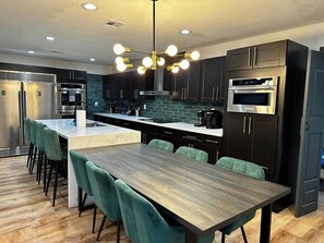 Fridge, microwave, oven, stovetop - 🦚The Peacock Inn LV - 8 Bdr 4 Bth 14 Beds, Hi Speed WiFi (North Las Vegas)