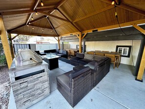 Outdoor dining - 🦚The Peacock Inn LV - 8 Bdr 4 Bth 14 Beds, Hi Speed WiFi (North Las Vegas)