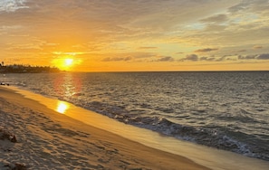 Plage, chaises longues, serviettes de plage