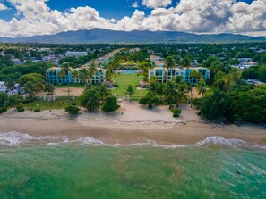 På stranden, solstolar och strandhanddukar