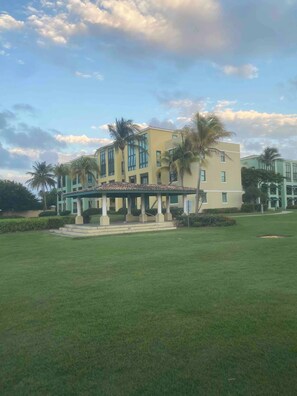 Exterior - BEST AQUATIKA PENTHOUSE: truly beachfront, 10 beds, 5 rooms, 10 person capacity (Vieques)