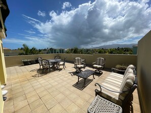 Outdoor dining - BEST AQUATIKA PENTHOUSE: truly beachfront, 10 beds, 5 rooms, 10 person capacity (Vieques)