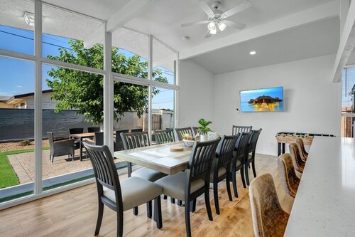 Spacious Remodeled Retreat Haven: Landscaped, King Beds, Desks, BBQ, Games, TVs