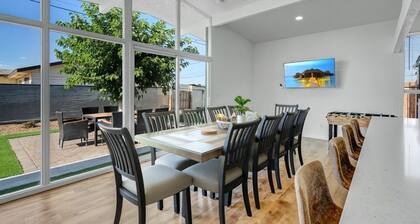 Spacious Remodeled Retreat Haven: Landscaped, King Beds, Desks, BBQ, Games, TVs