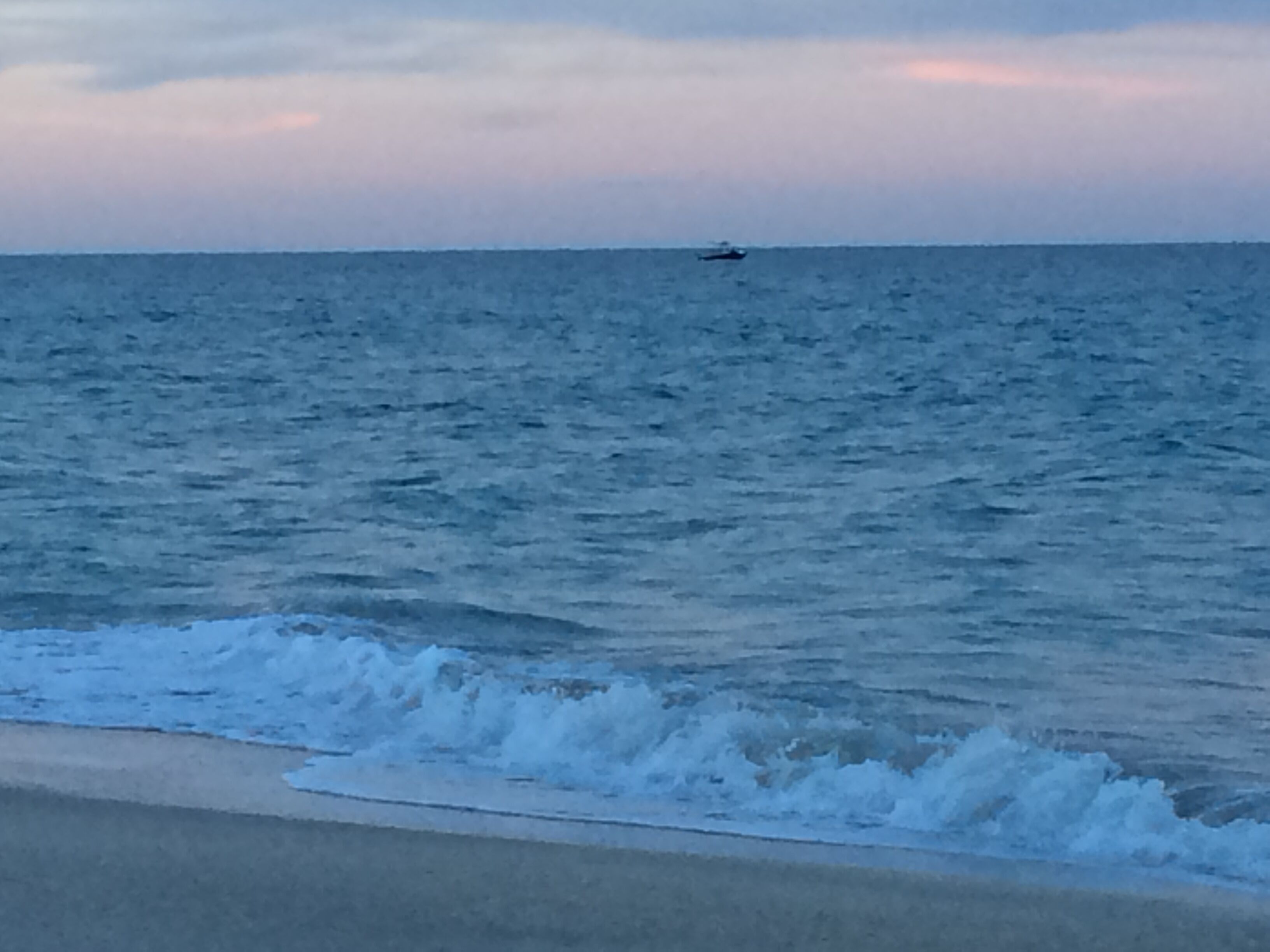 Une plage où les vagues se brisent près du rivage.